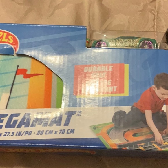 new unopened hot wheels megamat with vehicle included - Picture 8 of 8
